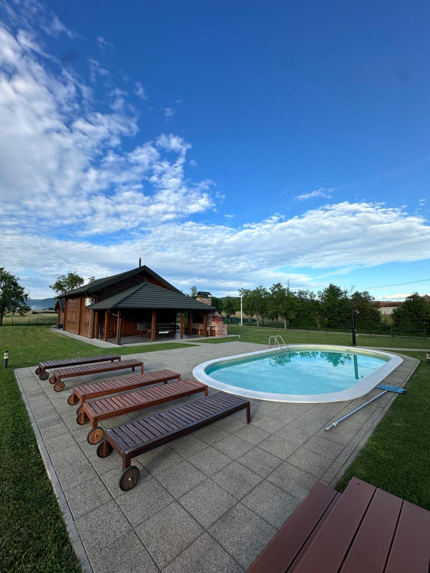 V'S Place - Wooden House With Heated Pool And Outdoor Sauna Оточац Екстер'єр фото